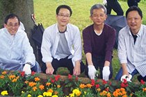 Participating in the "Flower Planting" Activity of Neighborhood Association